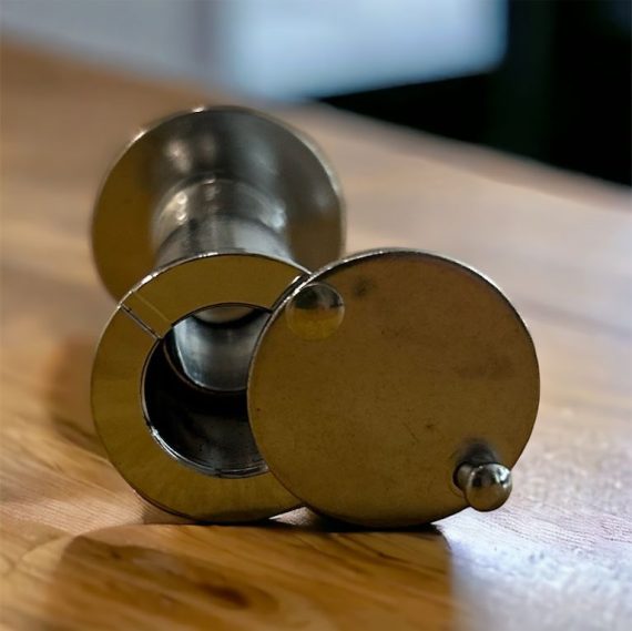 Mirilla plateada atrás